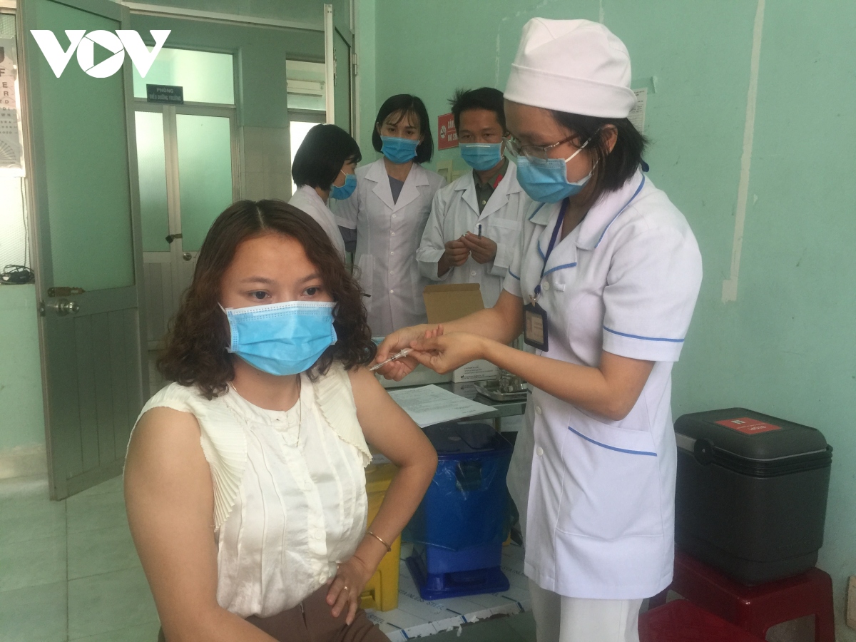 Đắk Nông tiêm phòng vaccine COVID-19 đợt đầu tiên cho các y bác sĩ, nhân viên y tế